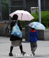  '우산 쓰고 같이 걸어요~' [포토]