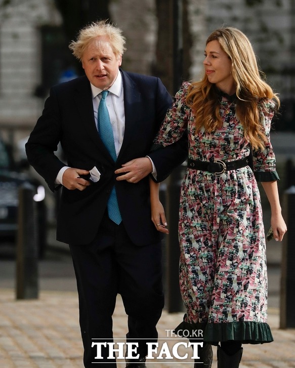 보리스 존슨 영국 총리가 5월 6일(현지시간) 런던의 한 지방선거 투표소에서 약혼자 캐리 시먼즈와 함께 투표를 마치고 이동하고 있다. /런던=AP.뉴시스