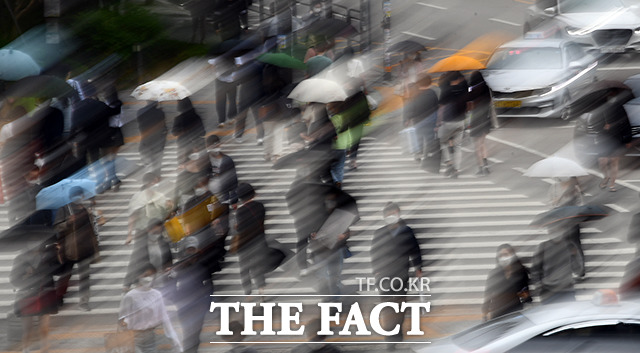 월요일인 31일은 이른 아침까지 전국 곳곳에서 비가 내리겠다. 비가 그친 뒤에는 흐린 날씨를 보일 것으로 예보됐다. /이동률 기자