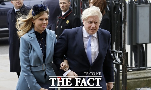 영국 보리스 존슨 총리와 약혼녀 캐리 시먼즈가 지난해 3월 9일 런던의 웨스트민스터 사원에서 열리는 연례 영연방 기념행사에 참석하고 있다. /런던=AP.뉴시스