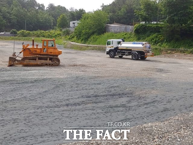 순천시 야흥동 이사천 인근에 건설중인 순천도시첨단산업단지 부지조성 현장. 모래 대용으로 포설중인 니켈슬래그가 폐기물로서 토양오염 우려가 제기되자 순천시가 공사주체인 LH공사에 공사중지를 요청함에 따라 공사가 일시 중지된 상태이다. /순천=유홍철기자