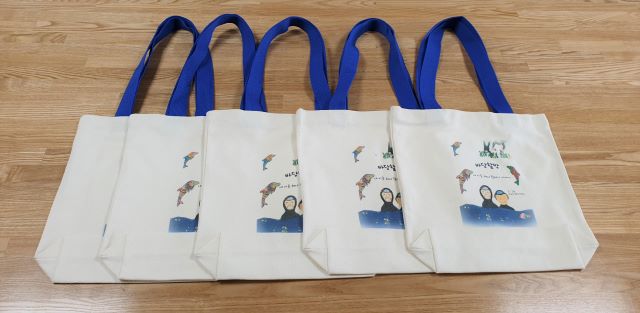 하도초등학교(교장 이진경)는 ‘바당할망’ 그림책 표지를 활용해 에코백을 만들어 전교생에게 선물하였다.