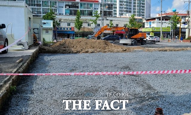포항시 북구 두호동의 한 건설 현장, 기본적인 안전설비 없이 안전제일 비닐 때 한 줄로 공사현장임을 알리고 있다./ 제보자 제공