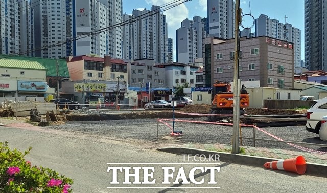 포항시 북구 두호동의 한 공사현장에 안전펜스도 없이 띠만 두른채 공사를 진행하고 있어 주민들이 불편을 호소하고 있다. /제보자 제공