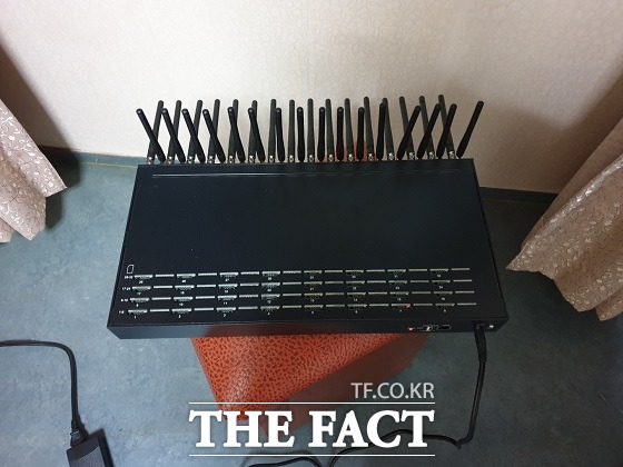 부산 기장경찰서는 사기 등 혐의로 보이스피싱 조직원 A 씨(30대 ‧국내 중계기 관리책))와 B 씨(30대·현금 수거책)를 구속했다고 31일 밝혔다. /부산경찰청 제공.