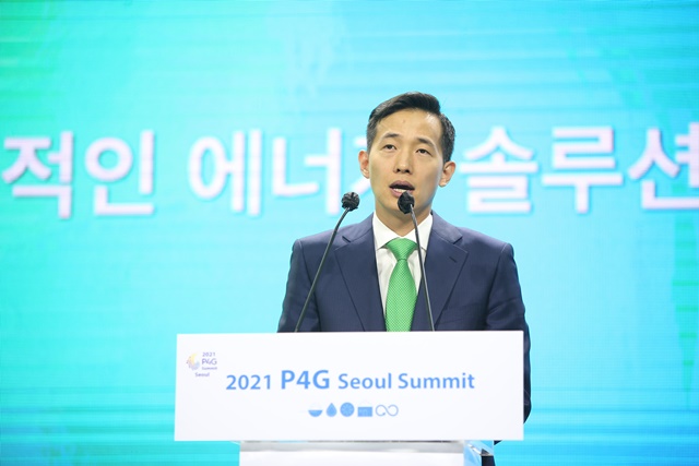 김동관 한화솔루션 대표가 31일 2021 P4G 서울 정상회의 에너지세션 기조연설자로 나서 기후변화 대응과 관련해 설명하고 있다. /한화솔루션 제공