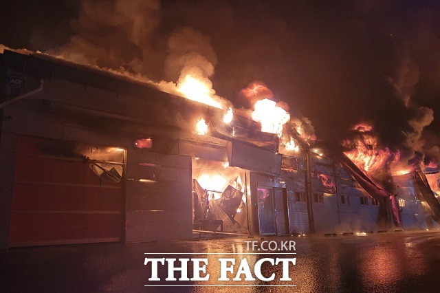 31일 충주시 엄정면 참기름 공장에서 불이 나 4억9000만원 상당의 재산피해가 났다. / 충주소방서 제공