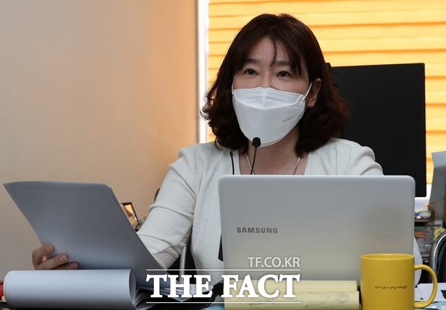 로펌 대표변호사의 초임변호사에 대한 성폭행 및 피의자 사망 사건 관련 기자회견이 열린 31일 오전 서울 서초구 이은의 변호사 사무실에서 피해자 법률대리인 이은의 변호사가 사건 발생 및 고소 등 경위와 피해자의 입장을 발표하고 있다. /뉴시스