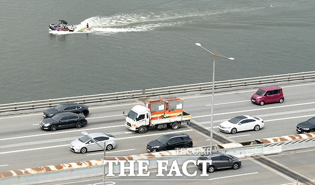 서울 낮기온이 24도까지 오르는 초여름 날씨를 보인 지난달 26일 오후 한 여성이 수상스키를 타며 더위를 즐기고 있다./임영무 기자