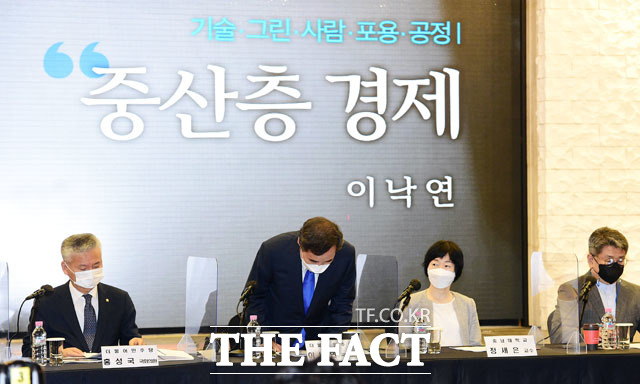 이낙연 더불어민주당 전 대표(가운데)가 31일 서울 여의도 CCMM빌딩에서 열린 내 삶을 지켜주는 경제 정책 토론회에 참석해 인사를 하고 있다. /남윤호 기자