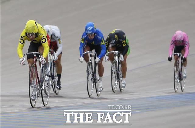 임채빈이 3일 연속 강력한 자력 선행 승부로 우승을 차지했다. 사진은 지난 30일 특선급 결승 경주로 임채빈(5번, 노란색)이 결승선을 향해 힘차게 페달을 밟고 있다./기금조성총괄본부 제공