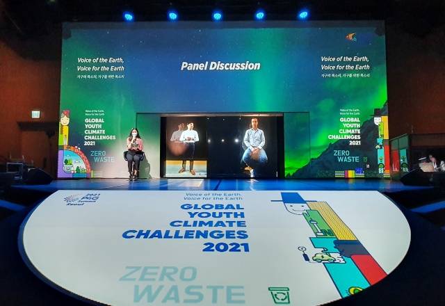 글로벌 청년 기후환경 챌린지(GYCC) 구성원들이 29일 서울 종로구 KT스퀘어에서 홀로그램 텔레프레즌스 기술을 통해 원격 회의하고 있다. /KT 제공