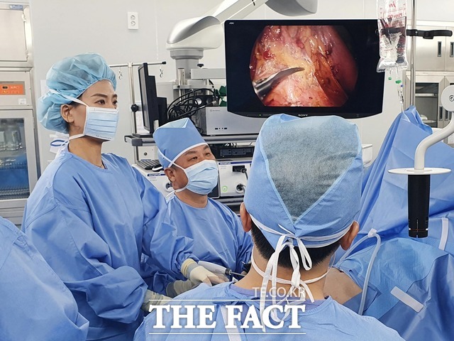 응급환자를 수술하고 있는 김병식 의정부을지대병원 의료원장 모습. /의정부을지대병원 제공