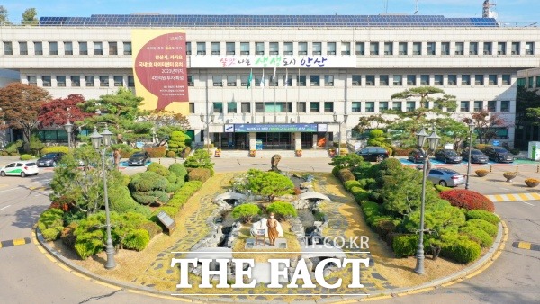 안산시는 코로나19 사태 장기화로 경제적 어려움을 겪고 있는 소상공인 등을 대상으로 올해 전체 도로점용료의 25%인 약 8억 원을 감면한다./안산시 제공