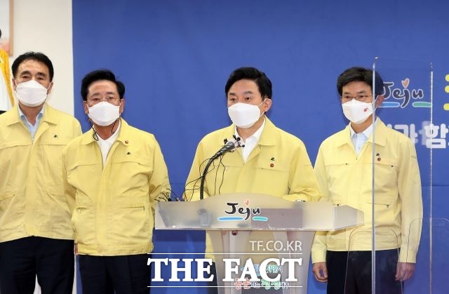 원희룡 지사와 좌남수 의장, 이석문 교육감은 이날 오후 4시께 제주시보건소를 방문, 예방접종 관계자를 격려하는 한편, 코로나19 백신 안전성 홍보를 위해 아스트라제네카(AZ) 백신을 함께 접종했다. / 제주도 제공