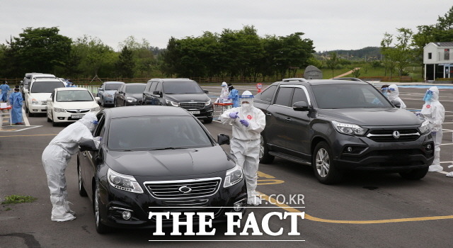 함평 엑스포공원 황소주차장에 마련된 드라이빙스루 임시 선별진료소에서 코로나19 검사가 진행되고 있다./함평군 제공