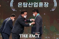  유공자 포상하는 김부겸 총리 [포토]