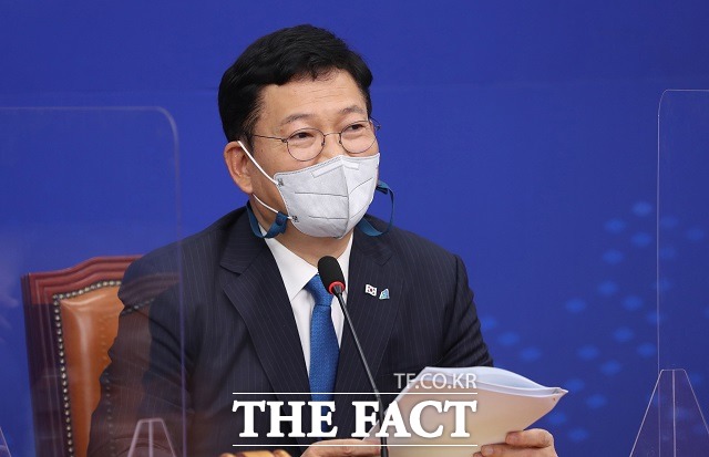 송영길 더불어민주당 대표는 취임 한 달을 맞는 2일 대국민보고를 할 예정이다. 이 자리에서 최근 다시 정치권 이슈로 떠오른 조국 사태와 관련해 송 대표의 입장 표명이 주목된다. /남윤호 기자