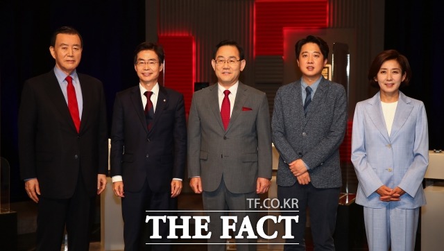 국민의힘 당대표 후보들이 31일 당 혁신 방안을 놓고 격돌했다. 왼쪽부터 홍문표, 조경태, 주호영, 이준석, 나경원 후보. /국회사진취재단