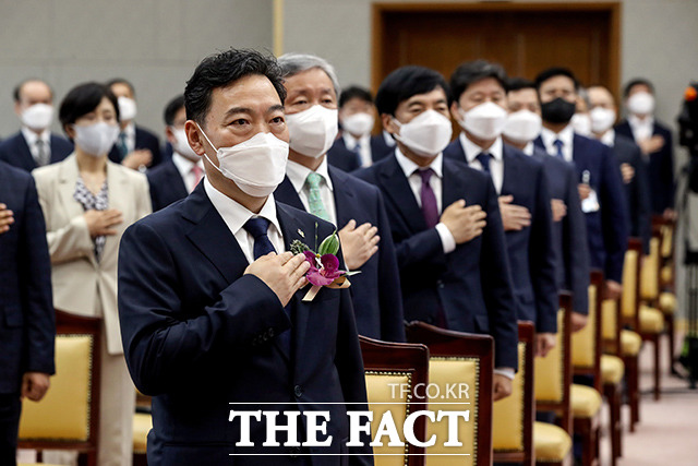 김오수 신임 검찰총장이 1일 오후 서울 서초구 대검찰청에서 열린 취임식에 참석해 국기에 대한 경례를 하고 있다. /남용희 기자