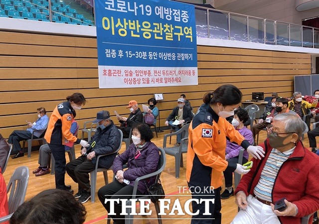 충북도소방본부 대원들이 한 신종 코로나바이러스 감염증(코로나19) 백신접종센터에서 이상반응을 체크하고 있다. / 충북도 제공