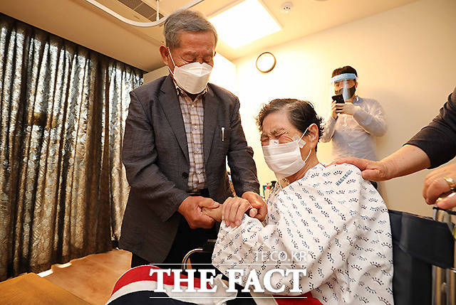 1일 오전 경기 광주시 선한빛요양병원에서 남편 김창일(83세) 씨가 부인 구 모 씨(77세)와 대면 면회를 하고 있다. /사진공동취재단