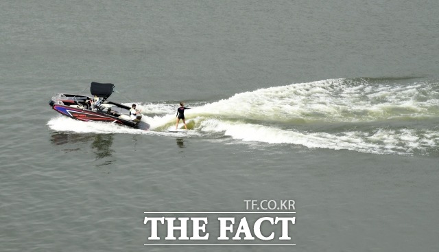 수요일인 오늘(2일)은 낮 기온이 전국 대부분 지역에서 25도를 넘겠고, 경상권 내륙을 중심으로 일부 지역에서는 30도 이상 오르는 여름날씨를 보이겠다. /더팩트 DB