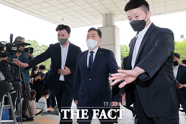 김오수 신임 검찰총장이 1일 오후 서울 서초구 대검찰청으로 출근하고 있다. /남용희 기자