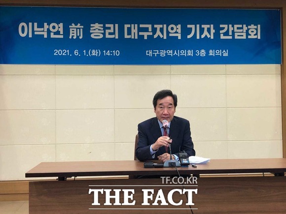 더불어민주당 대선주자인 이낙연 전 대표가 윤석열 전 총장을 향해 국가를 책임지려면 숨지말고 모든 것 드러내고 국민이 판단하도록 해야한다고 지적했다. /대구=박성원 기자