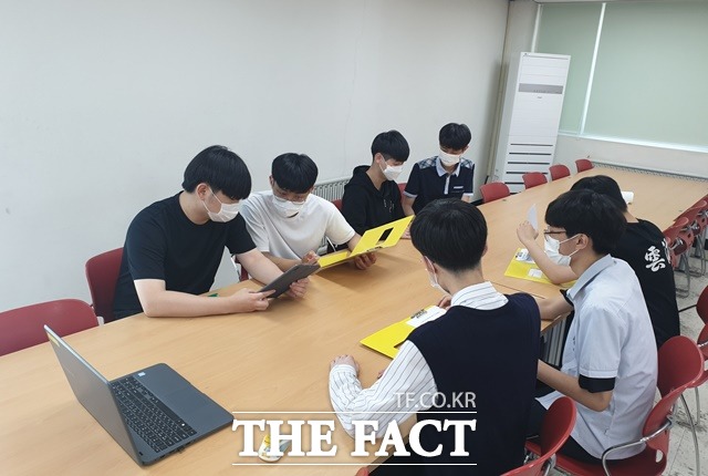 청주시 운호고 3학년 7명이 마스크 분리배출 홍보영상을 제작했다. 4분40초 분량의 이 영상에는 버려진 마스크 실태와 마스크 이용현황, 올바른 마스크 폐기방법 등이 담겨있다. 학생들이 제작회의를 하고 있다. / 충북도교육청 제공