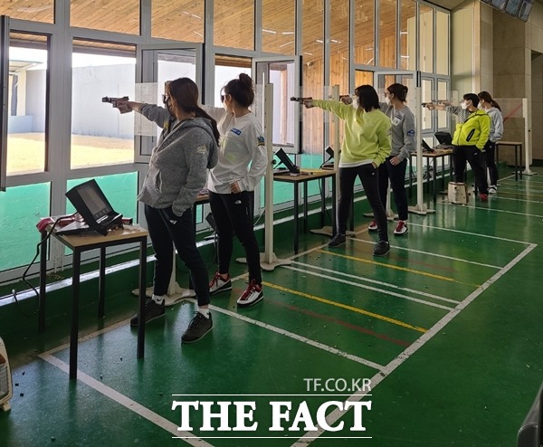 세종시 국민은행 사격팀이 훈련하고 있는 모습./세종시 제공