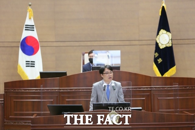 천안시의회 정병인 의원이 1일 제 242회 1차 정례회에서 공동주택의 주차난 해소를 위해 주차장 설치 기준을 강화해야 한다고 주장했다. / 천안시의회 제공