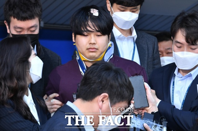 온라인 메신저 텔레그램을 이용, 미성년자를 포함한 여성들을 협박해 성 착취물을 제작하고 유포한 혐의를 받는 박사방의 운영자 조주빈이 지난해 3월 서울 종로경찰서에서 서울중앙지방검찰청으로 호송되고 있다. /김세정 기자