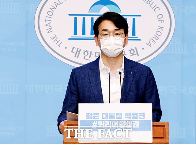 박용진 더불어민주당 의원이 1일 금융회사의 지배구조에 관한 법률 시행령 개정안을 발의할 것이라고 밝혔다. 사진은 지난달 27일 박용진 의원이 27일 오전 서울 여의도 국회 소통관에서 커리어형성권 대선 공약 관련 기자회견을 하고 있다. /이선화 기자