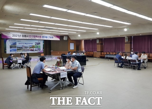 이용관 성장전략실장은 오늘날 인구문제는 일자리, 주거, 보육환경 등 여러 가지 요인으로 인해 발생하고 있다며 공동의 노력을 통해 좋은 정책을 발굴할 수 있도록 최선을 다 하겠다고 말했다. / 정읍시 제공