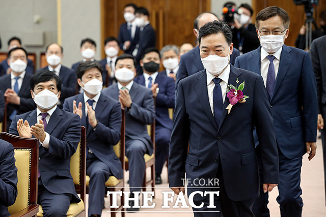 김오수 신임 검찰총장이 1일 오후 서울 서초구 대검찰청에서 열린 취임식에 참석하고 있다./남용희 기자