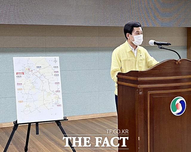 김남현 충주시 경제건설국장이 1일 중부내륙선 철도 경기 이천~충북 충주 구간 연내 개통과 관련해 언론브리핑을 하고 있다. / 충주시 제공