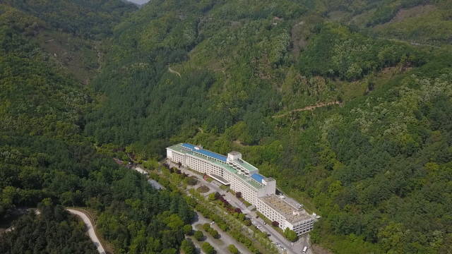 한화호텔앤드리조트가 숲 조성 프로젝트를 통해 ESG 경영에 힘을 쓰고 있다. 사진은 100년의 숲 프로젝트가 진행되고 있는 한화리조트 양평 전경. /한화호텔앤드리조트 제공