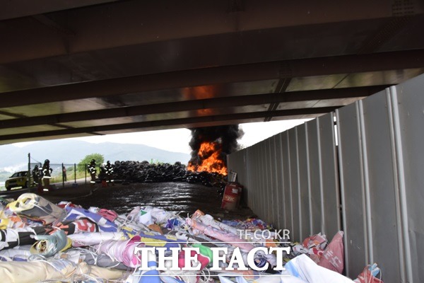 1일 오전 10시 54분경 매천대교 아래에 위치한 폐타이어를 보관하는 야적장에서 화재가 발생해 소방대원들이 진압하고 있다./서부소방서 제공