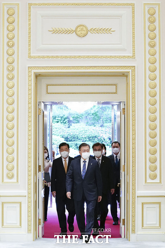 문재인 대통령 1일 청와대에서 13명의 신임 대사에게 신임장을 수여하면서 국제사회가 우리나라에 기대하는 선도적 역할을 해 달라고 당부했다. /청와대 제공