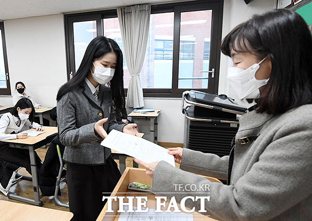 전북도교육청이 한국교육과정평가원과 17개 시·도교육청 주관으로 6월 수능 모의평가를 오는 3일 오전 8시 40분부터 오후 5시 45분까지 일제히 실시한다. /더팩트 DB