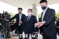  김오수 검찰총장 첫 출근…'검사로서 법과 원칙 따라 일할 것'