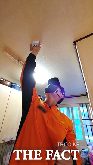 한 소방대원이 단독경보형 감지기를 설치하고 있다. 청주시는 신속한 화재 초기 대응과 피해 예방을 위해 재난취약계층에게 주택용 소방시설을 무상 지원하고 있다. / 청주시 제공