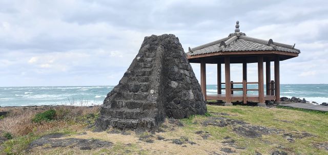 제주특별자치도 세계유산본부는 제주 등명대(燈明臺), 제주 관음사 후불도, 제주 금붕사 오백나한도 등 3건의 제주근대문화유산을 제주특별자치도 등록문화재로 등록 예고한다고 밝혔다. 제주 김녕리 등명대 / 제주도 제공