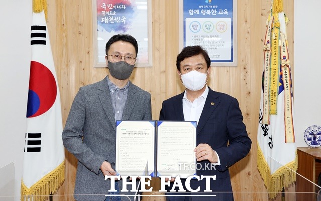 충북도교육청과 네이버가 2일 교사·학생 맞춤형 에듀테크 환경 조성을 위한 업무협약을 체결한 가운데 도교육청에서 열린 협약식에서 김병우 교육감(오른쪽)과 김효 네이버 책임리더가 기념촬영을 하고 있다. / 충북도교육청 제공