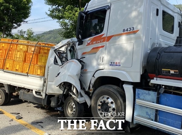 2일 오전 7시 56분경 경북 영주시 평은면 오운리에 위치한 도로에서 레미콘차량과 1톤 포터 차량이 정면충돌해 운전자 1명이 현장에서 사망했다./경북소방본부 제공