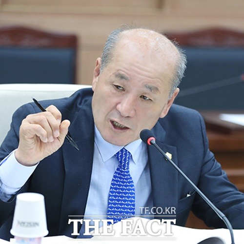 윤용관 홍성군의회 의장이 도박 의혹과 관련해 의장직 사퇴 의사를 밝혔다. / 사진은 홍성군의회 캡처