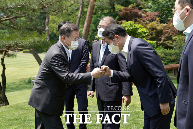 문재인 대통령이 2일 청와대 상춘재에서 4대 그룹 대표 초청 간담회에 앞서 최태원 SK그룹 회장과 인사를 하고 있다. /청와대 제공