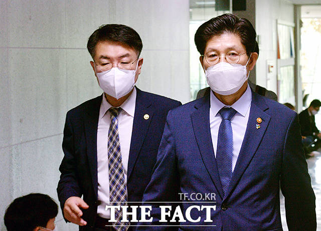 당정협의 참석하는 노형욱 국토부 장관(오른쪽)