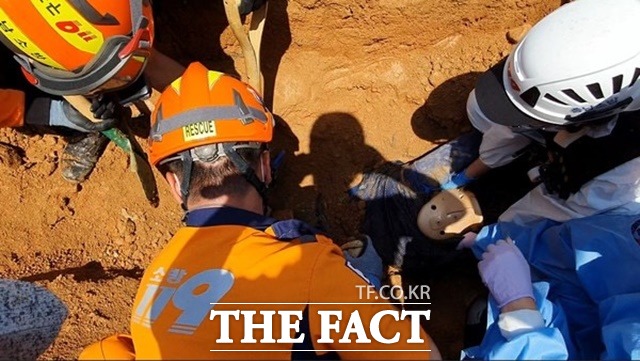 소방 대원들이 지난 1일 논산 한 돈사에 매몰된 근로자들을 구조하고 있다. / 논산소방서 제공